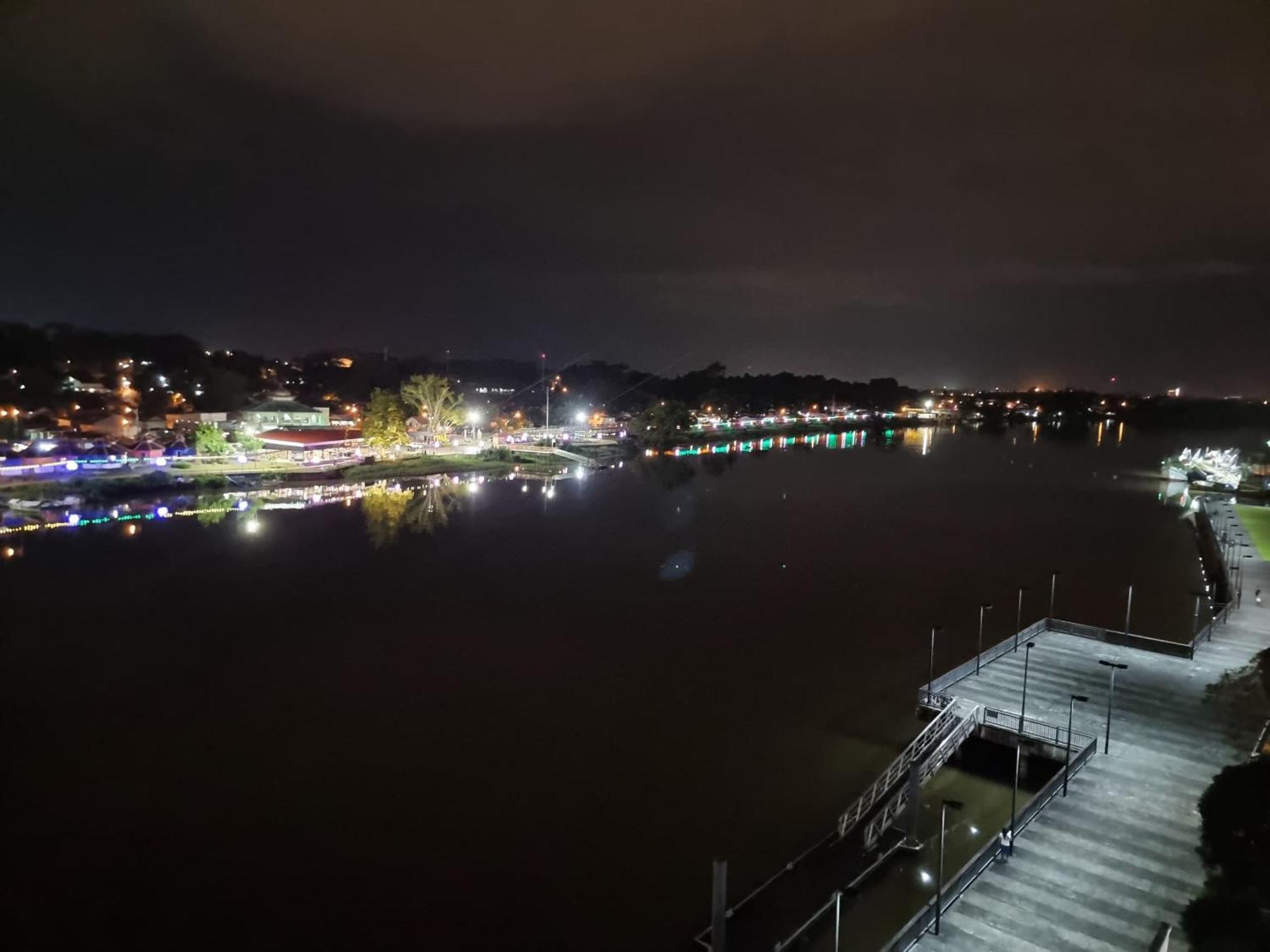Cozzzy Hut Riverbank Suites Kuching With Spectacular River View Экстерьер фото
